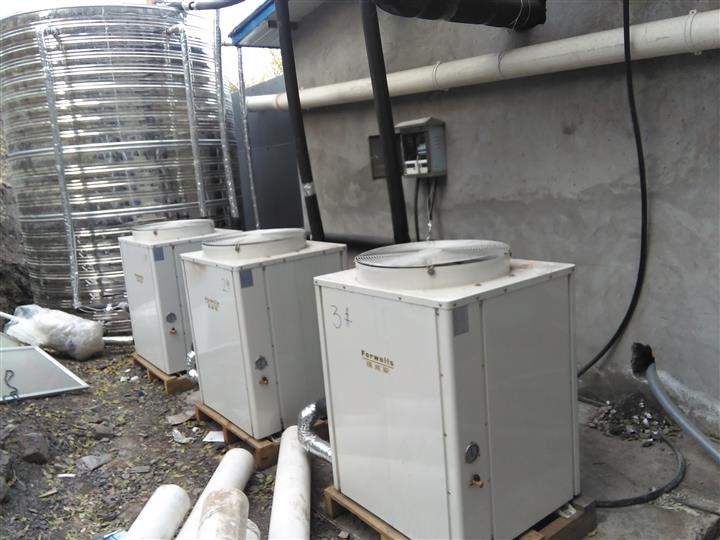 空氣能熱水器工程為什么要設(shè)置定溫度補水？
